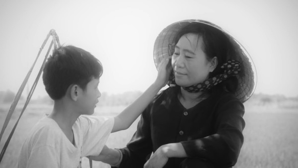 Banner cho bài viết:Bài văn nghị luận so sánh Hai đoạn thơ: Đổi Cả Thiên Thu Tiếng Cười Mẹ của Trần Trung Đạo và Mẹ Ta Trả Nhớ Về Không của Đỗ Trung Quân